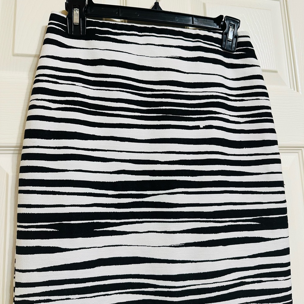 Ann Taylor Zebra Pencil Skirt 0 🖤 - Picture 2 of 10